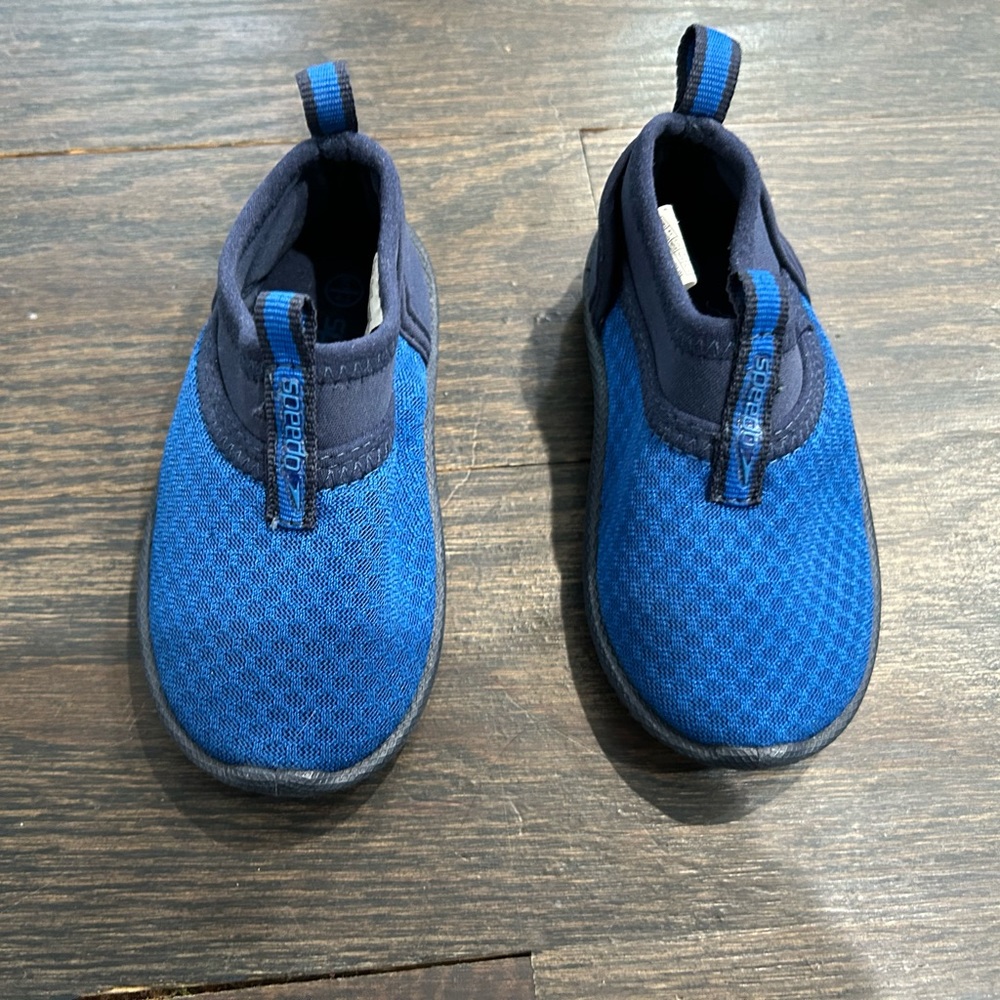 4/5 Toddler boys speedo water shoes. Excellent condition   Look brand new